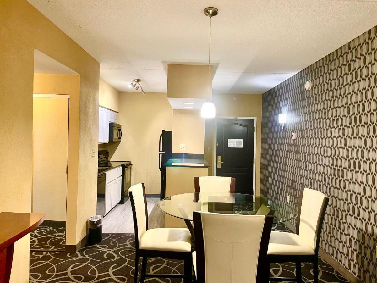 Park Manor Hotel Clifton Park Eksteriør billede A suite at the Hilton Garden Inn in San Francisco