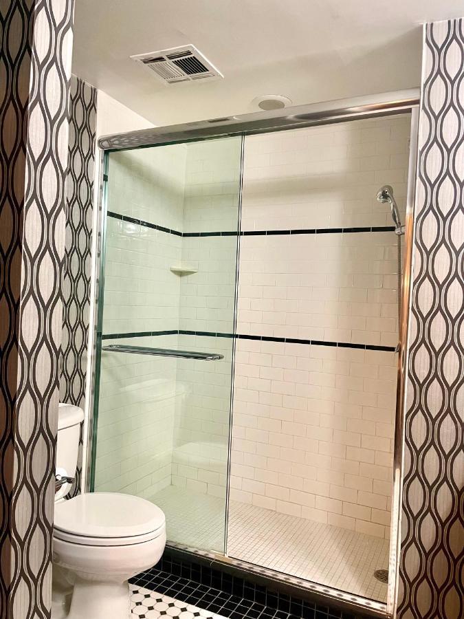 Park Manor Hotel Clifton Park Eksteriør billede A shower door