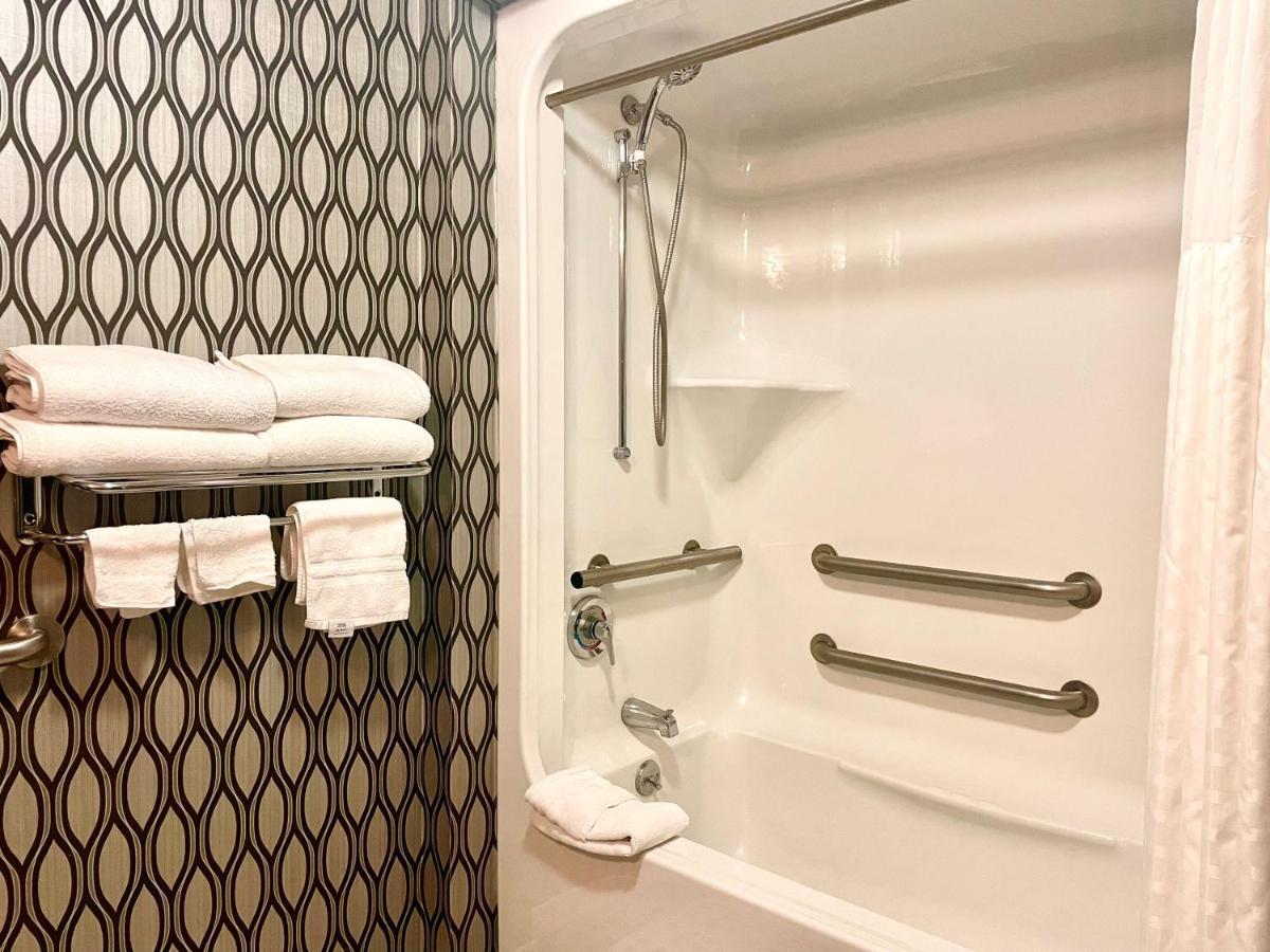 Park Manor Hotel Clifton Park Eksteriør billede A shower with grab bars