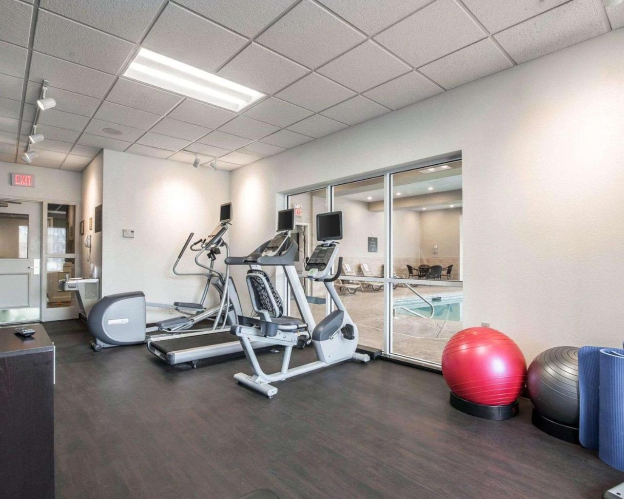 Park Manor Hotel Clifton Park Eksteriør billede The fitness center at the 100 North Main Street location