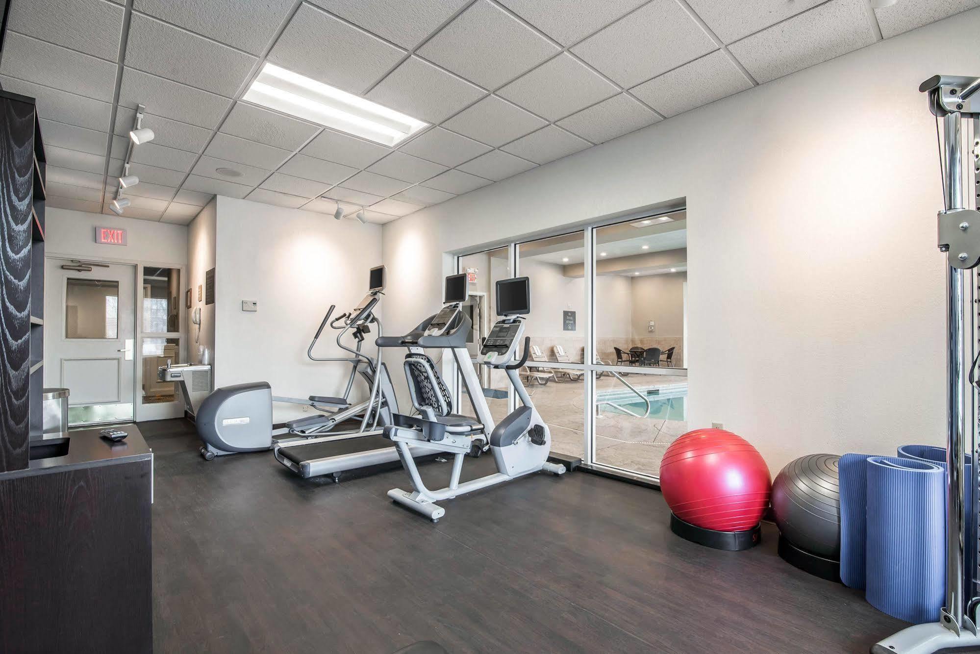 Park Manor Hotel Clifton Park Eksteriør billede The fitness center at the 100 North Main Street location