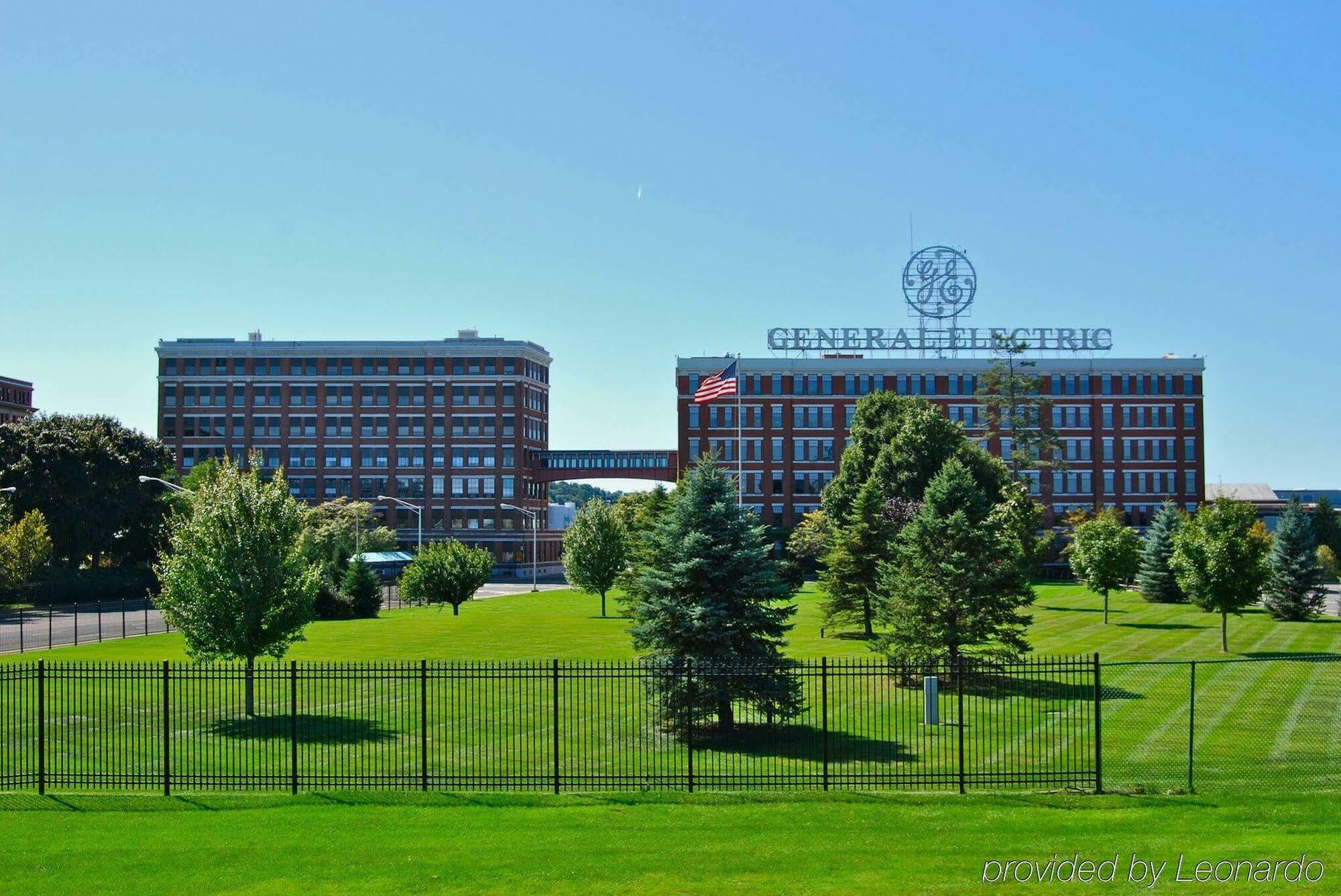 Park Manor Hotel Clifton Park Eksteriør billede The General Motors Technical Center in Warren, Michigan