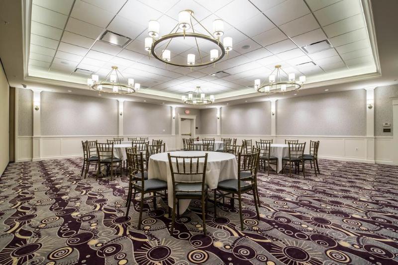Park Manor Hotel Clifton Park Eksteriør billede The ballroom at the 2010 Convention Center